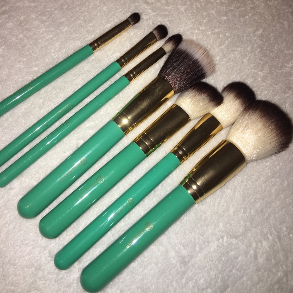 Bh cosmetics brushes